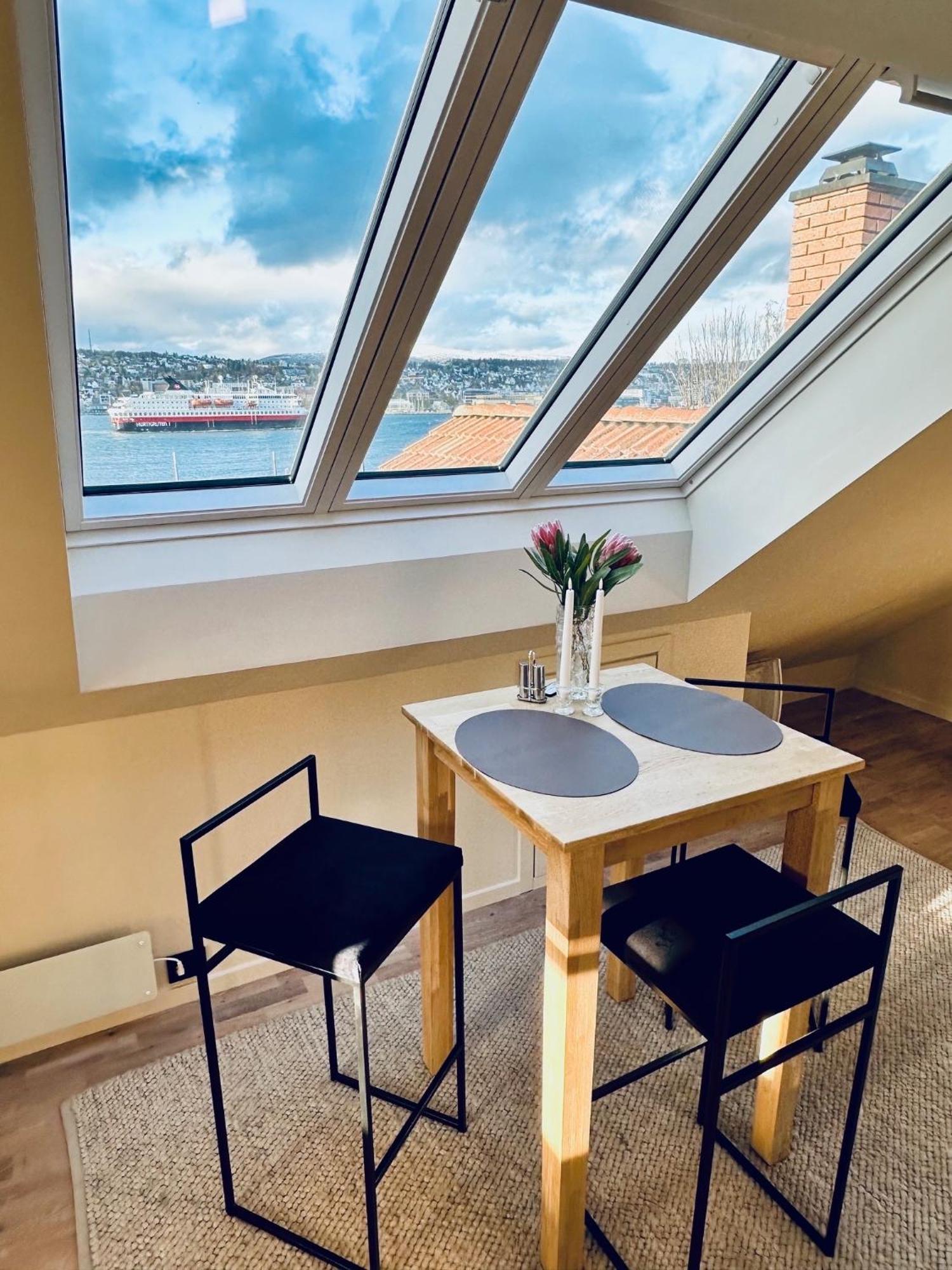 Leilighet Urban Rooftop With Panoramic Sea View - Free Parking Tromsø