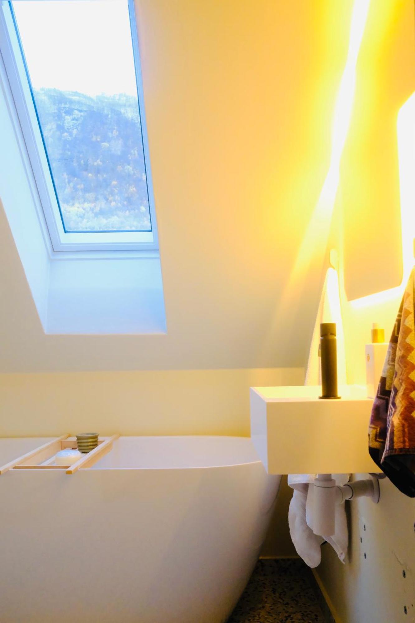 Urban Rooftop With Panoramic Sea View - Free Parking Apartment
